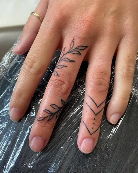 Eucalyptus Finger Tattoo, Finger Tats For Women, Small Hand Tattoos For Women Unique, Leaf Finger Tattoo, Vine Finger Tattoos, Middle Finger Tattoos, Small Finger Tattoos, Finger Tattoo For Women, Finger Tats