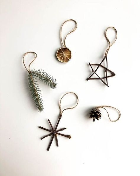 Nature Inspired DIY Christmas Decorations For Your Home - Scandinavian Christmas - Minimalist Christmas - The Well Essentials #christmasdecor Nature Ornaments, Navidad Natural, Jul Diy, Natural Ornaments, Hantverk Diy, Natural Christmas Decor, Eco Friendly Christmas, Navidad Diy, Natural Christmas