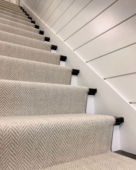 𝐂𝐎𝐓𝐒𝐖𝐎𝐋𝐃 𝐈𝐍𝐓𝐄𝐑𝐈𝐎𝐑 on Instagram: “@thecarpetworkroom 100% wool neutral herringbone stair runner is a timeless, chic design perfect for those four legged friends! . . .…” Flooring Trends 2020, Carpeted Stairs, Carpet Staircase, White Stairs, Staircase Runner, Staircase Remodel, Staircase Makeover, Hallway Designs, Basement Stairs