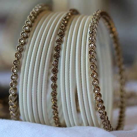 Indian Aesthetic Earrings, White Chooda, Bangals Design In Gold, White Bangles Set, Desi Bangles, White Gold Bangles, Aesthetic Bangles, Bangles Set Indian, Bangles Aesthetic