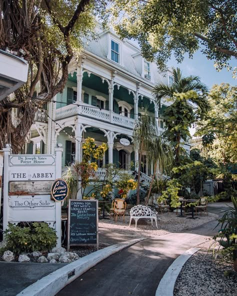 Heading to Key West? Here are the most Instagrammable places in Key West so that you hit all the best photo spots! From Smathers Beach and Dry Tortugas National Park to the Ernest Hemingway Museum and a giant mural of a reef and marine life, you'll find all of the best photo spots here! These 31 locations are also some of the best things to do in Key West, so you'll want to add them to your itinerary anyway! Just be sure to bring your camera, so you can save these memories forever! Key West Outfits, Key West Florida Vacation, Florida Vacation Spots, Travel Key West, Key West Vacations, Dry Tortugas National Park, Dry Tortugas, Key West Fl, Most Instagrammable Places