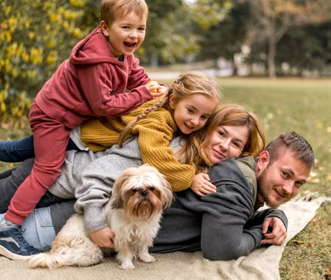 Family Of 4 With Dog, Family With Dog Photography, Happy Family With Dog, Dog With Family, Happy Family Photography, Family Photoshoot With Dog, Family Photo With Dog, Family Dog Pictures, Family With Dogs