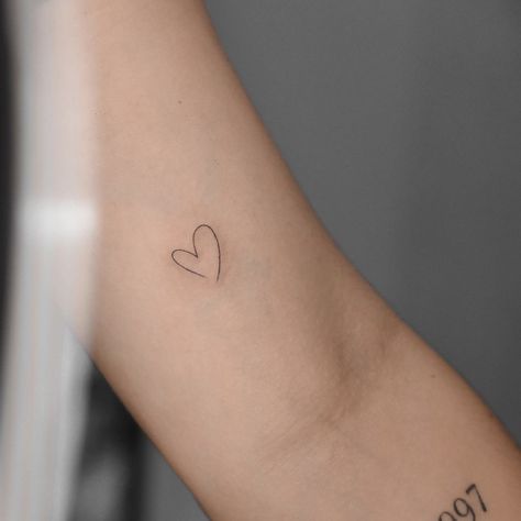 Hand Fine Line Tattoo, Line Tattoo Heart, Heart Rhythm Tattoo, Fine Line Heart Tattoo, Line Heart Tattoo, Fine Line Heart, Wrist Tatoo, Tattoo Heart, Fine Line Tattoo