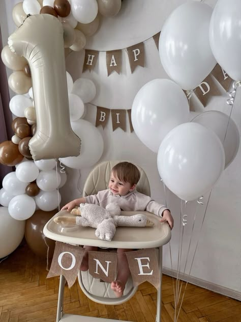 Birthday 1st Boy, 1 Year Birthday Party Ideas, Simple First Birthday, Baby Birthday Photoshoot, 1st Birthday Balloons, Baby First Birthday Cake, Boys 1st Birthday Party Ideas, Baby Birthday Decorations, Simple Birthday Decorations