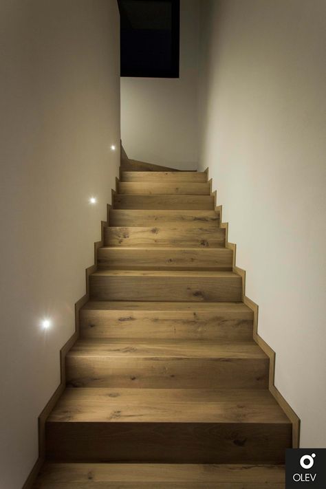 Come illuminare una scala chiusa da entrambi i lati con muro.  In questo caso specifico, la soluzione ideale è inserire dei faretti LED segnapasso a parete che proiettano luce verso il muro di fronte, per illuminare in modo diffuso tutto il vano scale. E non soltanto gli scalini.   Come puoi vedere nella foto, le scale risultano sufficientemente illuminate senza ingombranti applique a parete da pulire e che sparano la luce negli occhi. Basement Staircase Ideas, Staircase Wall Design, Scandinavian Home Design, Interior Design Wall Art, Staircase Wall, Ambience Lighting, Staircase Lighting, Stair Lighting, Stair Steps