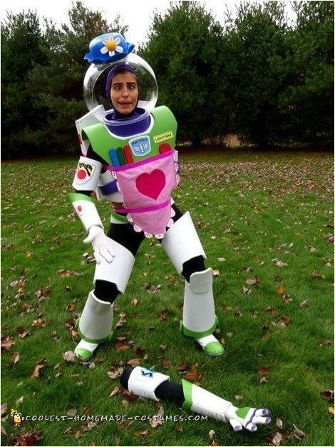 Coolest Homemade Mrs. Nesbitt/Buzz Lightyear Costume Diy Buzz Lightyear Costume, Mrs Nesbitt, Disfraz Buzz Lightyear, Buzz Costume, Buzz Lightyear Halloween Costume, Disfraz Toy Story, Lightyear Costume, Buzz Lightyear Birthday, 2015 Halloween Costumes