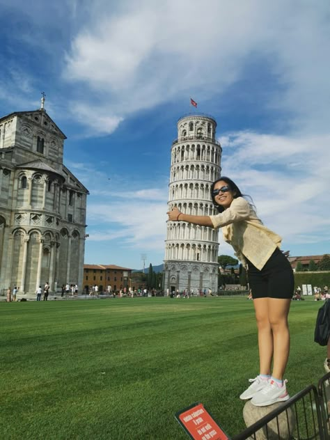 Pisa Photoshoot, Tower Of Pisa Poses, Tower Of Pisa Aesthetic, Pisa Picture Ideas, Outfit Montagna Estate, Rome Aesthetic Photos, Pisa Italy Poses, Pisa Italy Aesthetic, Leaning Tower Of Pisa Pose