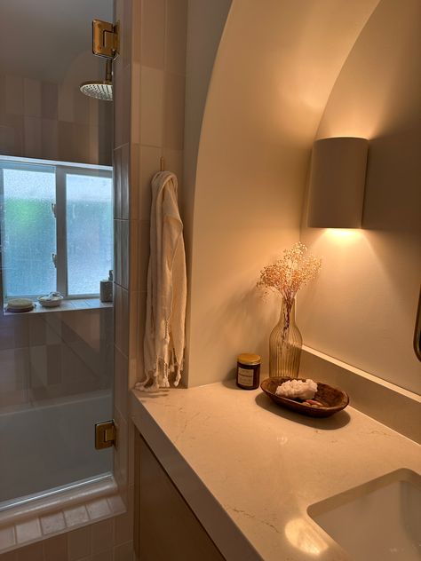 neutral bathroom inspo warm lighting designed by buttercupdesigns on instagram Ambient Bathroom Lighting, Bathroom Astethic Cozy, Ambient Lighting Bathroom, Light Brown Bathroom Ideas, Nuetral Bathroom, Warm Neutral Bathroom Ideas, Vanilla Bathroom, Cozy Bathroom Aesthetic, Warm Bathroom Ideas