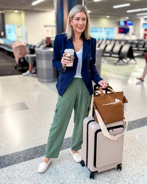 "10 Chic Business Casual Outfits to Elevate Your Fall Wardrobe" - Magic of Clothes Plane Travel Outfit, Work Travel Outfit, Fall Travel Wardrobe, Travel Outfits Women, Business Travel Outfits, Road Trip Outfits, Clothes For Travel, Casual Travel Outfit, Chic Travel Outfit