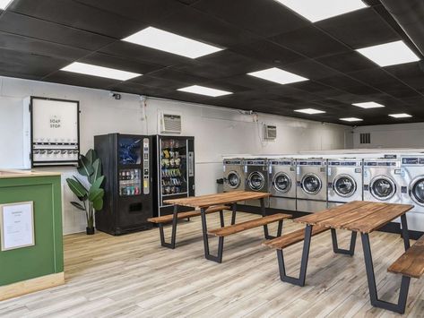 Cute Laundry Mat, Laundrymat Design Ideas, Public Laundry Room Design, Self Laundry Shop, Cool Laundromat Ideas, Laundromat Floor Plan, Laundromat Renovation, Coin Laundry Design, Commercial Laundromat Design