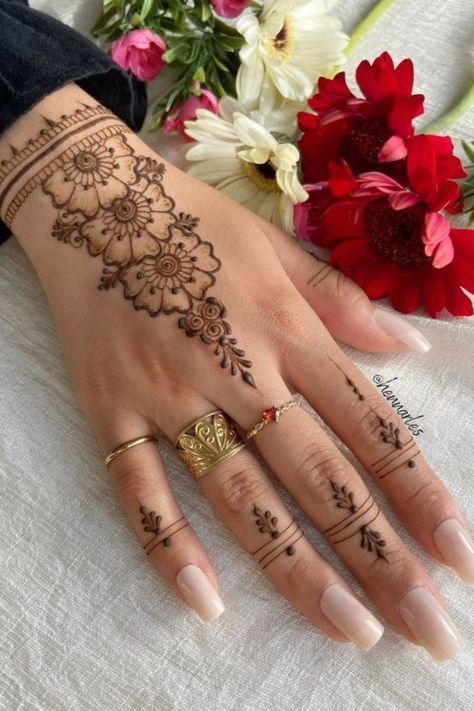 Henna Ideas Hand, Henna Designs For Weddings, Henna Main, Simple Henna Designs Hand, Elegant Henna, Indian Henna Designs, Henna Designs Back, Cute Henna Designs, Cute Henna Tattoos