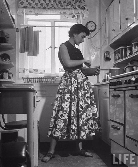 vintage everyday: Vintage Housewives – 32 Lovely Photos Show Young Women Working Housework in the 1940s-50s Nina Leen, Vintage Housewife, Retro Housewife, Career Girl, Vintage Kitchens, Look Retro, Domestic Goddess, Retro Mode, Fashion Goals