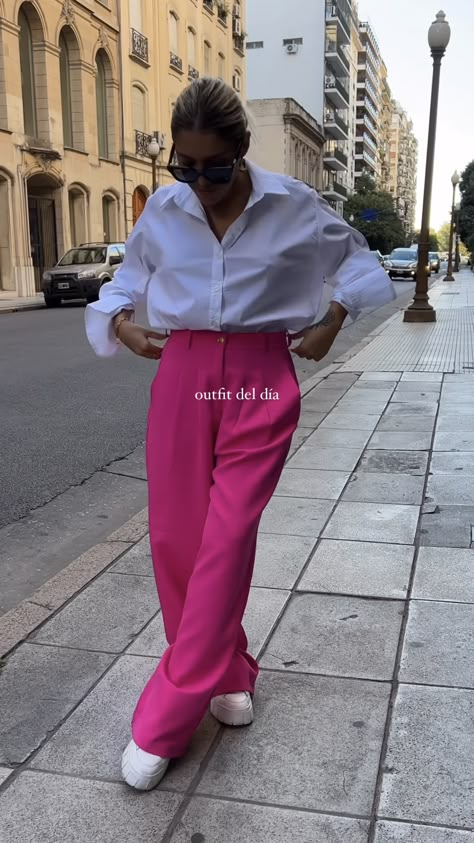 Pink Business Pants Outfit, Dark Pink Trousers Outfit, Colourful Chic Outfits, Look Pantalon Rose, Pink Trousers Outfit Work Attire, Pinke Hose Outfit, Fuchsia Pants Outfit, Pink Trousers Outfit Classy, How To Style Pink Pants