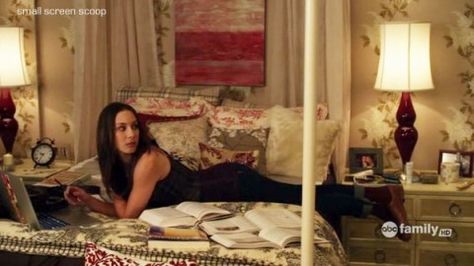 Pll Bedrooms, Spencer Hastings Room, Beauty Joseon, Spencer Pll, Lindsay Weir, Classic Wallpaper, Academic Validation, Spencer Hastings, Abc Family