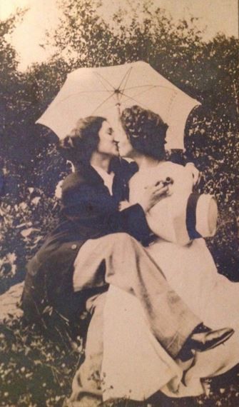 lesbians loving women in history | Homo History: Vintage Lesbian Couples Couple Vintage, Vintage Lesbian, Lgbt History, Woman Loving Woman, Vintage Couples, Old Love, Female Photographers, Women In History, Girls In Love