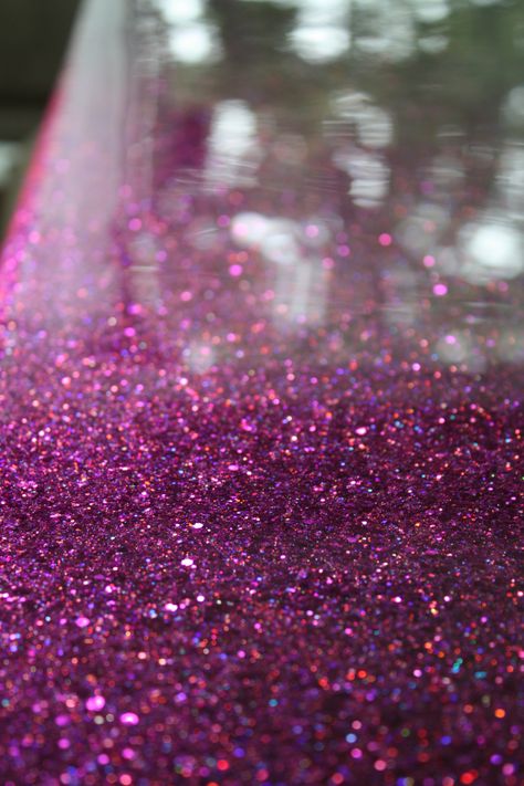 I'm doing this to my coffee table. Different color.... Maybe lime green. Glitter Room, Glitter Table, Diy Table Top, Salon Ideas, Diy Interior, Decoration Inspiration, Purple Glitter