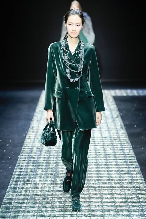 Eli Saab, The King Is Coming, Armani Style, The Velvet Rope, Winter Couture, Fall Fashion Week, Aw 2024, Velvet Rope, Armani Fashion