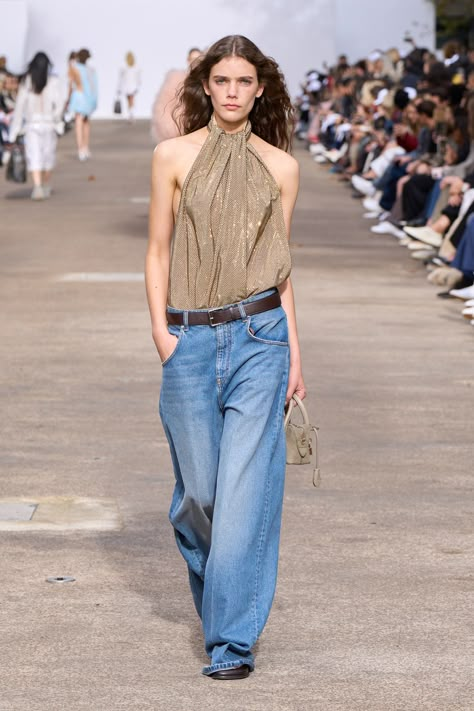 Stella McCartney Spring 2025 Ready-to-Wear Collection Stella Mccartney Style, Androgynous Outfits, Denim Day, Androgynous Fashion, Naomi Campbell, Spring Dress, Jeans Boyfriend, Spring Collection, Spring Outfit