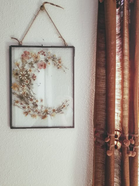 Dried Flowers in glass hanging frame. Not my photo. Photo and project by Meagan Lyndsay. Flower Picture Wall Decor, Art Using Dried Flowers, Dry Flower Frame Ideas, How To Put Dried Flowers In Frame, Dry Flower Projects, Pressed Flower Centerpiece, Pressed Flowers On Canvas, Dried Flowers On Frame, Dried Flowers Projects