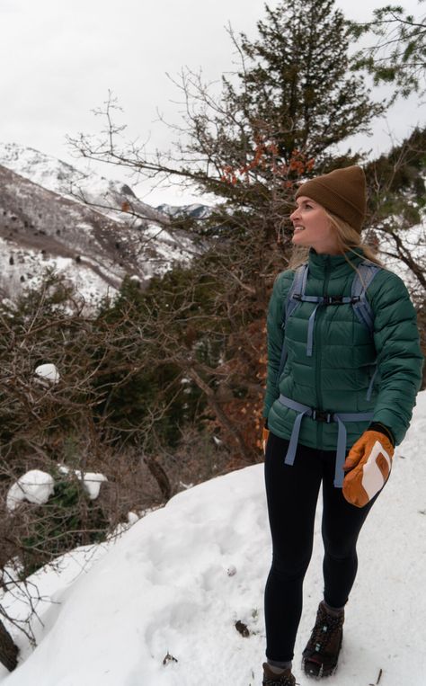 Winter Hiking Clothes For Women | How To Stay Warm And Dry in the Winter - Hailey Outside What To Wear On A Hike Winter, Hiking In Winter Outfits, Hiking In Cold Weather Outfit, Winter Hike Outfit Cold Weather, Womens Outdoor Outfits, Hiking Aesthetic Outfit Cold Weather, Cold Weather Hiking Outfits For Women, Winter Hike Outfit, Hiking Winter Outfit