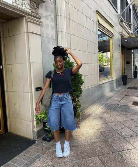 Bermuda Shorts Outfit Summer, Long Shorts Outfits Women, Jorts Fashion, Different Types Of Tops, Types Of Tops, Jeans Aesthetic, Street Style Outfits Casual, Girl Jeans, Shorts Outfits Women