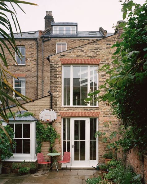 Victorian row house updated as lofty duplex by interior design Mark Lewis Dining Area Nook, Modern Georgian Interiors, Terrace House Extension, Victorian Row House, Gatsby House, Simple Garden Ideas, Four Square Homes, Vintage Apartment, Victorian Terrace House