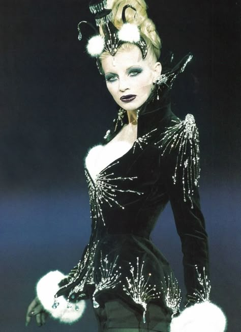 Thierry Mugler Fall 1997 Haute Couture Thierry Mugler 90s, Mugler 90s, Runway Fashion Couture, 90s Runway, Thierry Mugler, Fashion Couture, Dark Fashion, Mode Vintage, Mode Inspiration