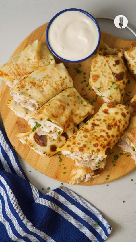 Treat yourself to a stack of pancake perfection topped with savoury chicken and creamy mayo with these Hacky Chicken-Mayo Pancakes 🥞🍗 Chicken Mayo, Entertaining Dishes, Homemade Cookbook, South African Food, Savory Pancakes, Savory Meals, Pancake Stack, Light Meals, South African Recipes