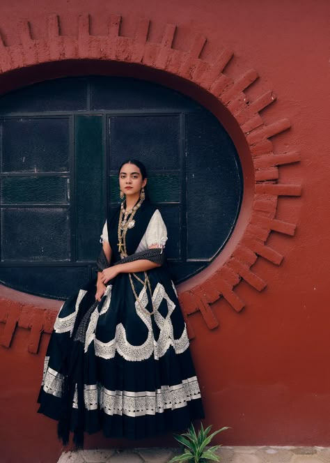 Mexican Clothing Style, Traditional Mexican Dress, Frida Kahlo Style, Mexican Fashion, Mexico Culture, Mexican Outfit, The Day Of The Dead, Uk Photos, Long Road