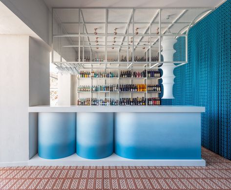 Cocktail bar “suspended between sea and sky” draws upon nearby ocean Gradient Interior Design, Sperlonga Italy, Cortina Wave, Small Bathroom Wallpaper, Vincenzo De Cotiis, Blue Bar, Blue Cocktails, Counter Design, Bar Interior