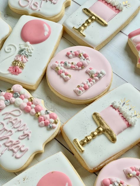 Royal Icing Cookies Ideas Design, 21st Birthday Biscuits, Iced Cookies Ideas Birthday, Rose Gold Birthday Cookies Decorated, Bday Cookies Decorated, Birthday Cookie Design Ideas, Pink Cookies Decorated Birthday, Name Royal Icing Cookies, 21st Cookies Decorated