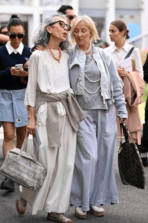 Paris Fashion Week SS 2024 – 30 Street Style Highlights Part 2 - FunkyForty Fashion 60s, Ss 2024, Fashion 90s, Ageless Style, 90's Fashion, Advanced Style, 60 Fashion, Street Style Summer, Paris Street Style