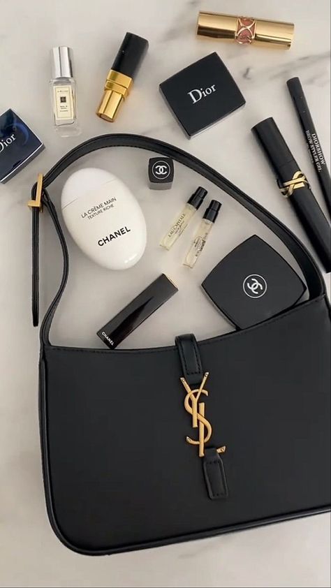 Inside My Bag, Luxury Bags Collection, Handbag Essentials, Luxury Lifestyle Dreams, What In My Bag, Luxury Aesthetic, Dior Couture, Fancy Bags, Trik Fotografi