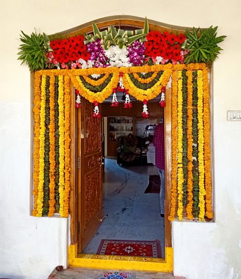 Main Gate Flower Decoration, Door Flower Decoration Indian, House Flower Decoration, Flower Decoration Indian, House Warming Decoration, Door Flower Decoration, Decoration With Flowers, Haldi Ceremony Decorations, Welcome Home Decorations