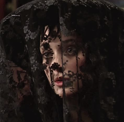 Beetlejuice Pfp, Beetlejuice 1988, Beetlejuice Lydia Deetz, Quotes School, Lydia Beetlejuice, Tim Burton Characters, Rock Quotes, Geena Davis, Lydia Deetz