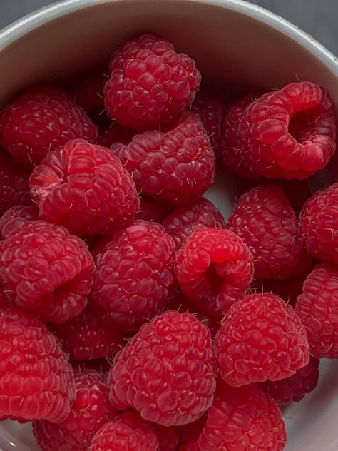 #raspberry #raspberries #fruit #aesthetic #aesthetictumblr #aestheticphotos #raspberryflavouredwindows Bowl Of Raspberries, Raspberry Girl Aesthetic, Rasberry Aestethic Fruit, Pink Fruit Aesthetic, Aesthetic Raspberries, Raspberries Aesthetic, Fresh Fruit Aesthetic, Aesthetic Raspberry, Frutas Aesthetic