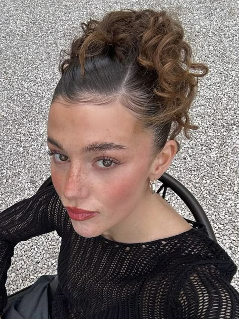 Hair Updo 2024, Short Curly Fancy Hairstyles, Curly Boho Hair, Curly Hair Styles For Teens, Slicked Updo, Hair Accessory Ideas, Crazy Curly Hairstyles, Short Coily Hairstyles For Black Women, Curly Goth Hairstyles