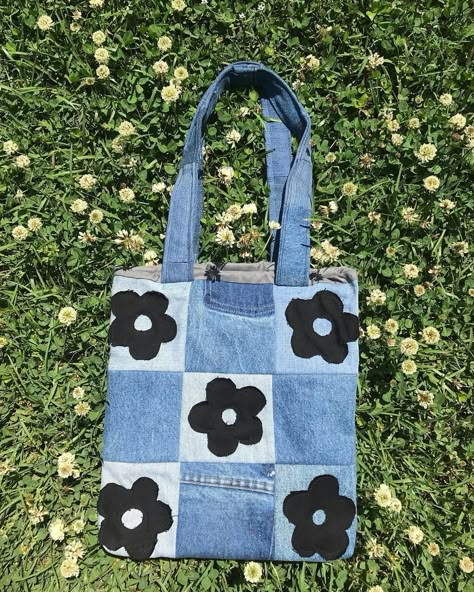 Rain's Reworks 🧵 | checkered flower totes! which color scheme do you like better? #denim #upcycling #upcycleddenim #sewing #rework #recycle #diy #totebag… | Instagram Diy Denim Upcycle Ideas, Recycle Bag Design Ideas, Things To Make Out Of Jeans, Tote Bag Sewing Ideas, Denim Upcycling Ideas, Denim Sewing Ideas, Diy Bag Ideas, Denim Tote Bags Diy, Upcycled Denim Bag