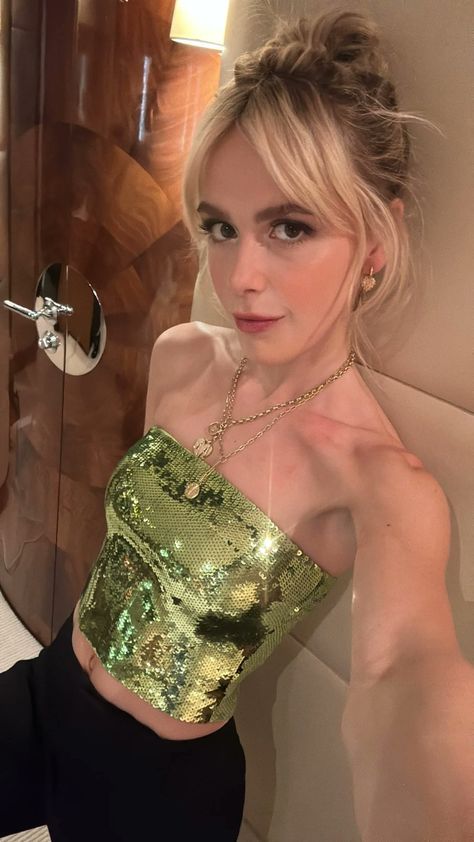 Sabrina Shipka ✨ on Twitter: "Kiki https://t.co/yGI7sMdezA" / Twitter Kieran Shipka, Evan Rachel Wood, Kiernan Shipka, Chilling Adventures Of Sabrina, Sabrina Spellman, Jennifer Connelly, Chilling With Friends, Green Top, Keep It Clean