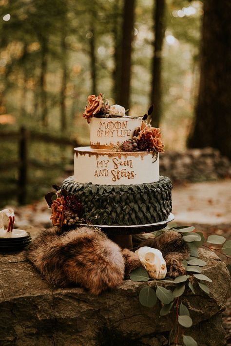 Game Of Thrones Wedding Cake, Game Of Thrones Themed Wedding, Game Of Thrones Wedding Theme, D&d Wedding, Game Of Thrones Wedding, Fire Wedding, Game Of Thrones Theme, Dragon Wedding, Seven Kingdoms