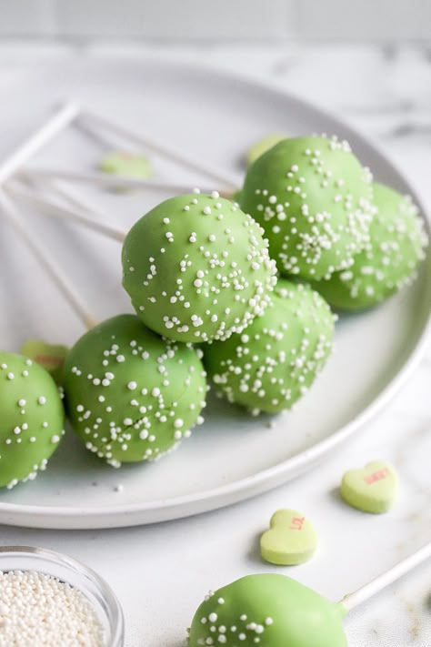 Pistachio Cake Pops, St Patrick’s Day Cake Pops, St Patrick Desserts, St Patricks Cake Pop, Frog Cake Pops, St Patricks Day Cakes, Cake Pops Recipe, St Patrick Day Treats, Green Desserts