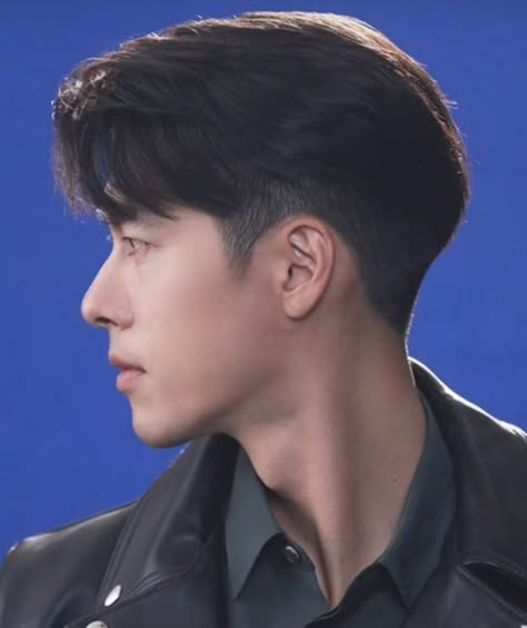 Taper Undercut Men, Asain Hairstyle Middle Part Men, Middle Part Asian Haircut, Middle Part With Undercut, Tapered Middle Part Haircut, Undercut Middle Part Men, Taper Fade Middle Part, Middle Part Undercut, Tapered Middle Part