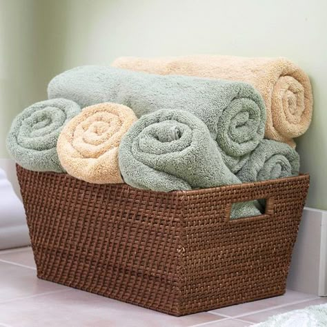 Use deep baskets when there isn't built-in storage space Hand Towels In Bathroom, Towels In Bathroom, Save Closet Space, Makeover Kamar Mandi, Towel Display, Bathroom Towel Storage, Towel Basket, Small Space Interior Design, Bathroom Hacks