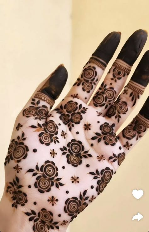 Front Mehndi Design, Palm Mehndi Design, Mehndi Outfit, Designs Mehndi, Tato Henna, Eid Mehndi Designs, Tattoo Henna, Very Simple Mehndi Designs, Simple Mehndi Designs Fingers