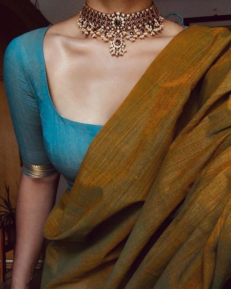 Jewelry Shoot, Saree Blouse Styles, Saree Blouses Designs, Sari Design, Indian Sari Dress, Cotton Saree Blouse, Saree Jewellery, Blouses Designs, Sari Dress