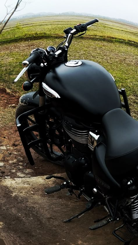 Royal Enfield Meteor 350 stellar black. Total blackout Meteor 350 Wallpaper, Re Meteor 350, Royal Enfield Meteor 350, Classic 350 Royal Enfield, Royal Enfield Meteor, Meteor 350, Ktm Bike, Tourer Motorcycles, Royal Enfield India