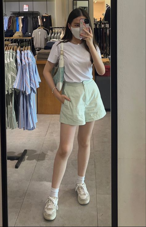 Classy Outfits Shorts, Summer Hot Outfits Casual, Simple Outfit Inspo Summer, Basic Outfits Shorts, Tshirt Styling Ideas For Women, Short Korean Outfit, Classy Casual Outfits Summer Chic, Korean Short Outfits, Korean Tshirt Outfit