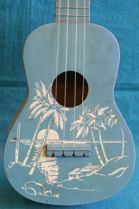 Painted Acoustic Guitar Ideas, Decorated Ukulele, Ukelele Painted, Guitar Art Project, Arte Do Ukulele, Cute Uke, Ukulele Designs, Pink Ukulele, Guitar Paintings