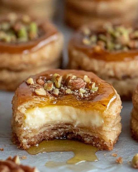 Baklava Cream Sandwich Cookies - Sweet and Nutty Treats Cream Sandwich Cookies, Baklava Dessert, Sandwich Cookies Filling, Dessert Original, Baklava Recipe, Cream Sandwich, Classic Desserts, Sandwich Cookies, Cookies Ingredients