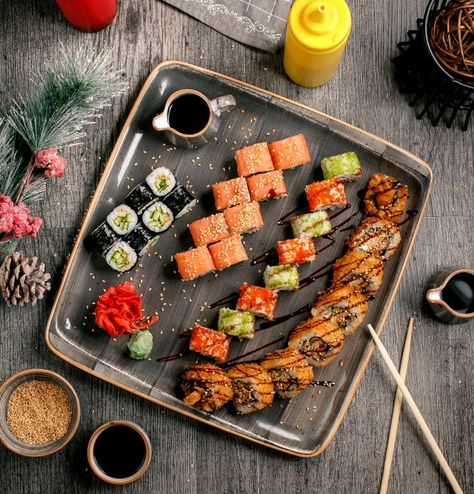 Sushi Dinner Party, Rice Japanese, Salmon Sushi Rolls, Fish Rice, Sushi Recipes Homemade, Sushi Roll Recipes, Japanese Food Sushi, Sushi Menu, Breakfast Smoothie Bowl